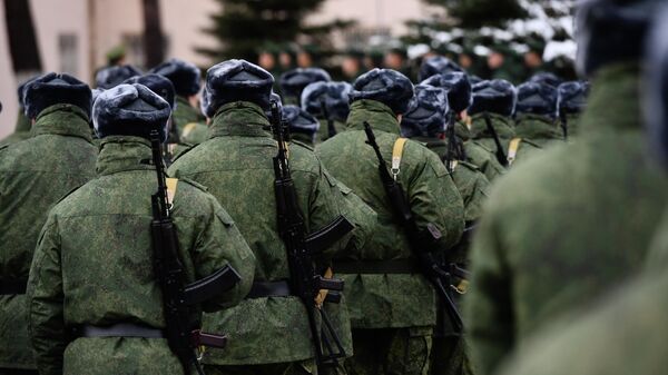 Мобилизованные граждане после окончания торжественной церемонии выдачи оружия в учебном центре Центрального военного округа (ЦВО) в Свердловской области