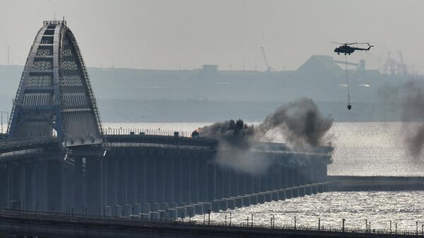 Вертолет тушит пожар на Крымском мосту. 8 октября 2022 года