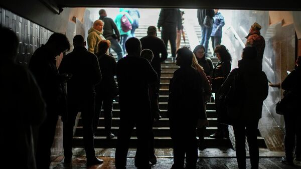 Люди толпятся на станции метро в Харькове во время воздушной тревоги