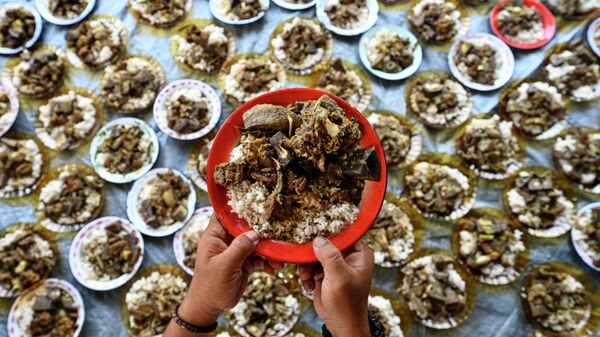 Люди готовят еду в Индонезии во время Всемирного дня продовольствия