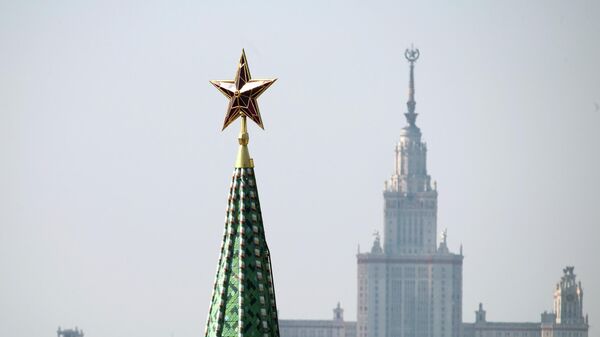 Рубиновая звезда на башне Московского Кремля и главное здание Московского государственного университета имени М. В. Ломоносова