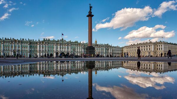 Зимний дворец и Дворцовая площадь в Санкт-Петербурге