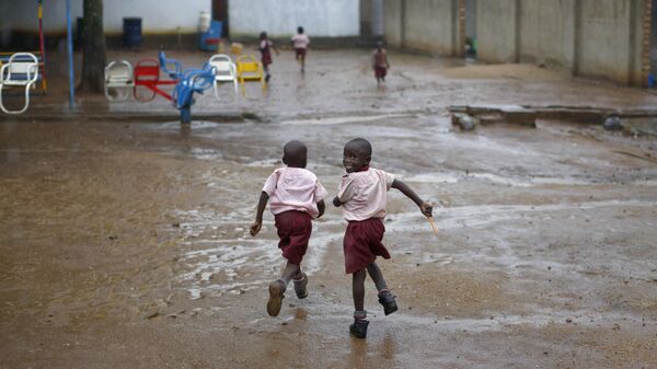 Дети во дворе школы в Уганде 