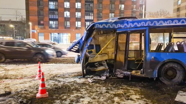 Последствия наезда рейсового автобуса на мачту городского освещения на Люблинской улице в Москве