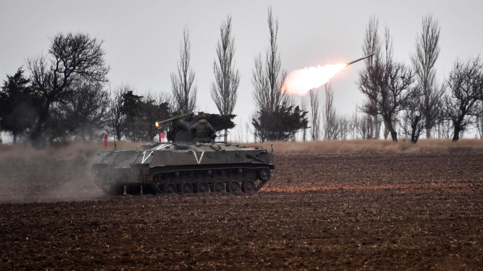 Бойцы противовоздушной обороны Воздушно-десантных войск России с переносным зенитным ракетным комплексом в зоне проведения СВО - РИА Новости, 1920, 27.01.2023