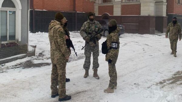 Сотрудники СБУ во время обысков в соборе УПЦ