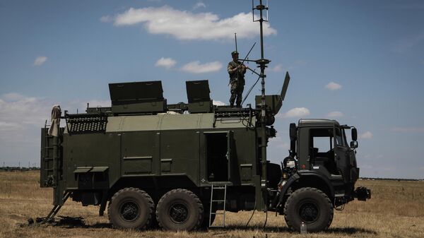 Военнослужащий на станции постановки помех РЭБ