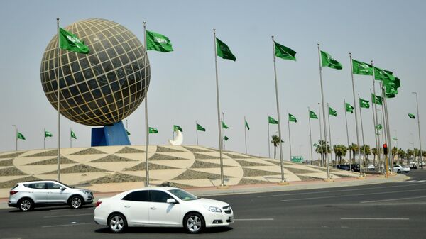 Флаг Саудовской Аравии на одной из улиц города Джидда