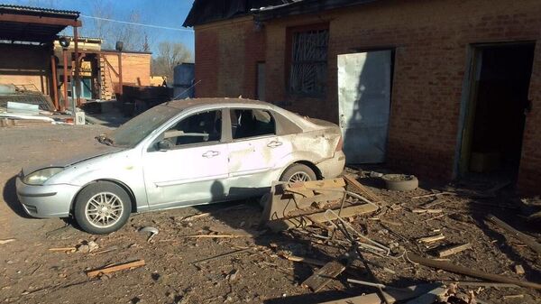 Легковой автомобиль, поврежденный в результате обстрела ВСУ города Шебекино Белгородской области