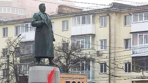 Оскверненный памятник Алексею Зыгину в Полтаве
