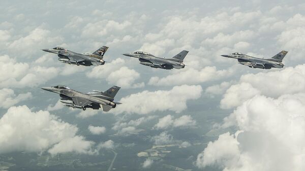 Группа из четырех истребителей F-16 Fighting Falcon ВВС США. Архивное фото