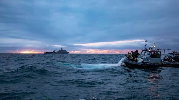 Военнослужащие ВМФ вылавливают высотный аэростат наблюдения