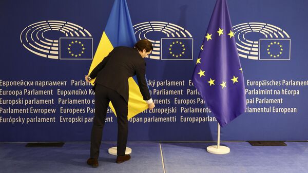 Флаги Украины и ЕС в здании Европейского парламента в Брюсселе. Архивное фото