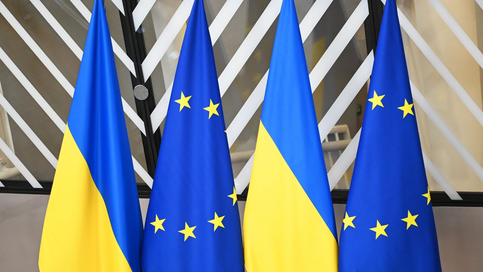 Государственные флаги Украины и флаги с символикой Евросоюза - РИА Новости, 1920, 02.02.2024