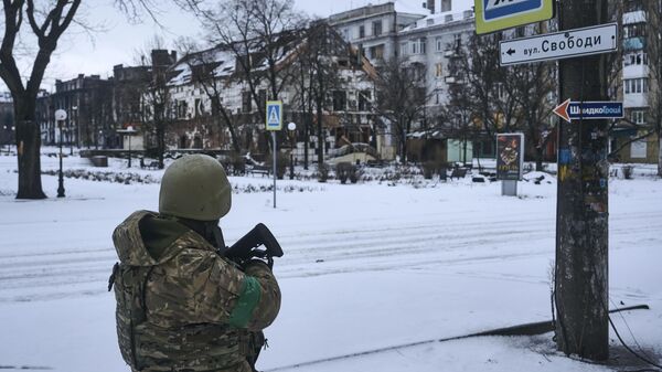 Солдат ВСУ на улице в Артемовске