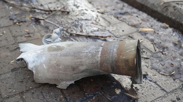 Фрагмент снаряда на тротуаре после обстрела со стороны ВСУ