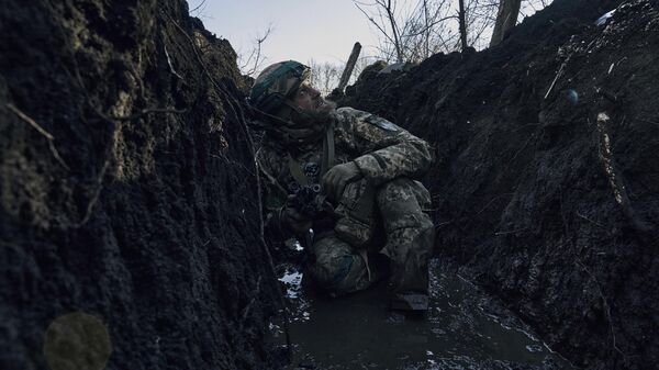 Солдат ВСУ прячется в траншее во время обстрела под Артемовском. Архивное фото