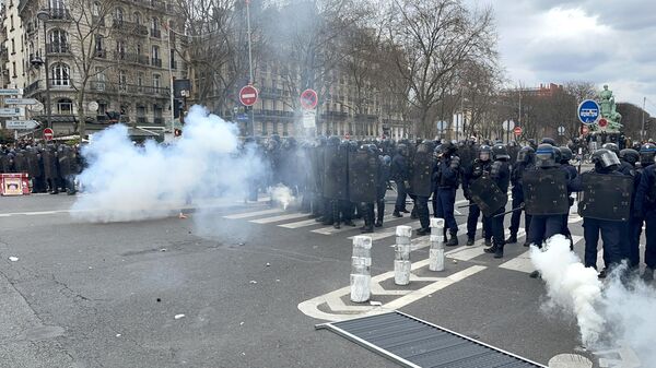 Сотрудники полиции во время акции протеста