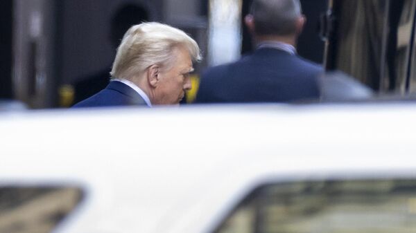 Бывший президент США Дональд Трамп покидает свой офис в Нью-Йорк