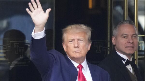 Бывший президент США Дональд Трамп покидает свой офис в Нью-Йорке