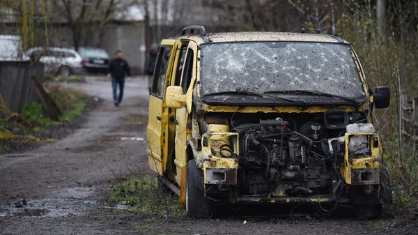 Разрушения на месте обстрела в Донецке