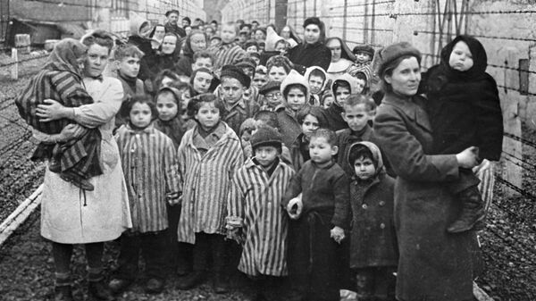 Советские врачи и представители Красного креста среди детей-узников лагеря смерти Освенцим в первые часы после его освобождения