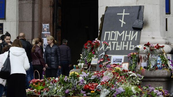 Горожане возлагают цветы в память о погибших в результате пожара в Доме профсоюзов на площади Куликово поле в Одессе