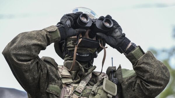 Военнослужащий зенитного расчета мобильной группы быстрого реагирования для защиты и противодействия атакам БПЛА украинских боевиков