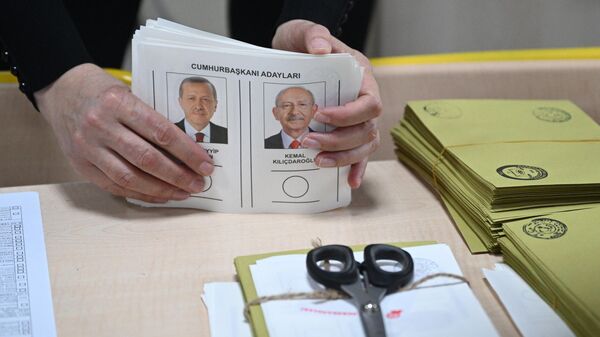 Бюллетени на одном из избирательных участков в Анкаре