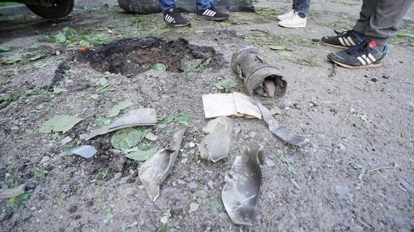Остатки снаряда рядом с жилыми домами в Горловке