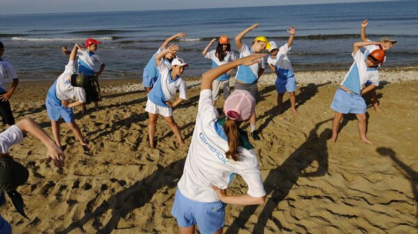 Утренняя зарядка на берегу моря во Всероссийском детском центре Орленок