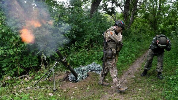 Российские военнослужащие ведут огонь по позициям ВСУ из миномета