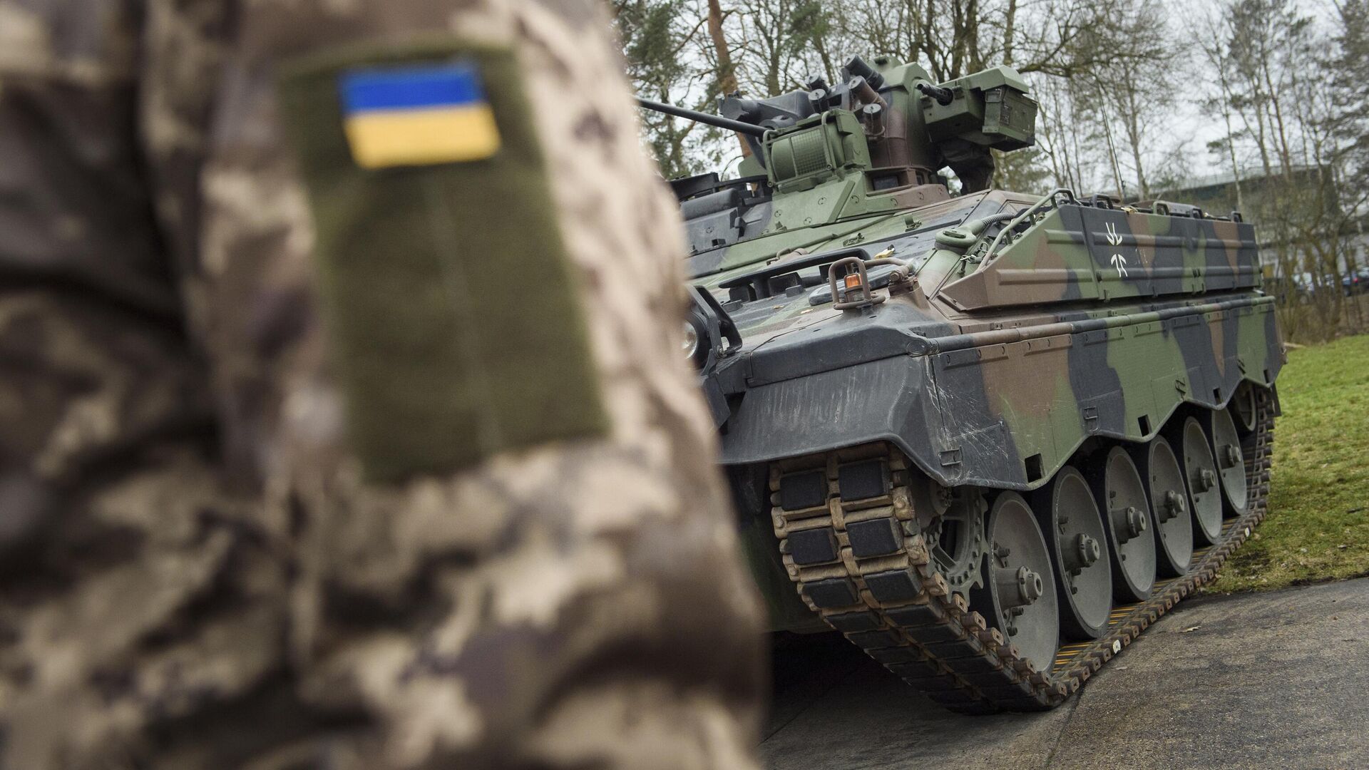 Украинский военнослужащий перед боевой машиной пехоты Marder на полигоне немецкого бундесвера в Мюнстере - РИА Новости, 1920, 25.01.2024