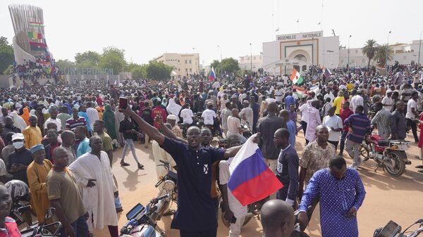 Сторонники лидера переворота генерала Абдурахмана Тчиани в столице Нигера Ниамее