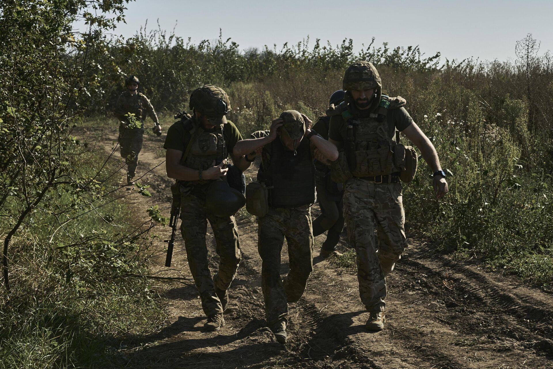 Украинские военнослужащие эвакуируют раненого солдата на передовой в Донецкой области - РИА Новости, 1920, 12.02.2024