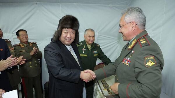 Лидер КНДР Ким Чен Ын и министр обороны РФ Сергей Шойгу во время посещения базы ТОФ