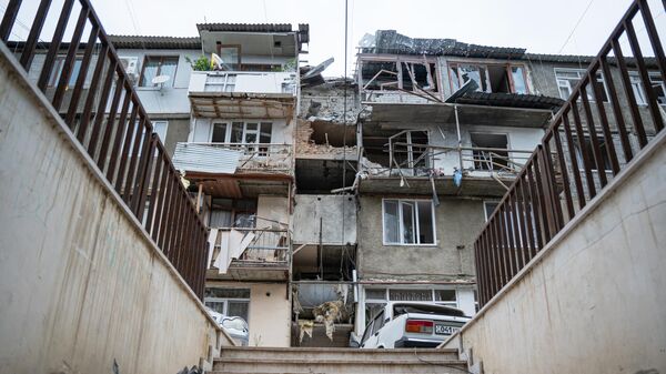 Жилой дом, пострадавший в результате обстрела в Степанакерте