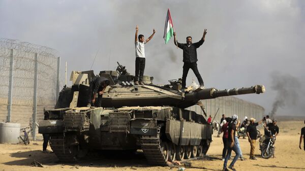 Палестинские бойцы на захваченном израильском танке