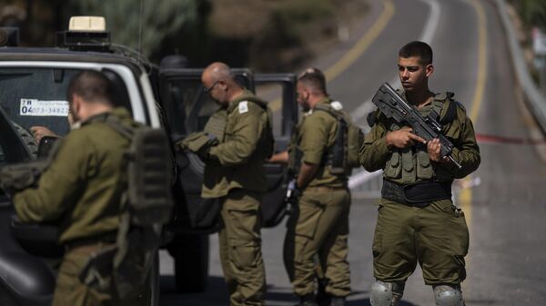 Израильские солдаты охраняют контрольно-пропускной пункт недалеко от границы с Израилем в Ливане