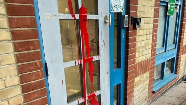 Двери еврейской школы в Лондоне, облитые красной краской. 16 октября 2023