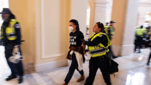 Сотрудники полиции задерживают протестующих в здание конгресса США в Вашингтоне