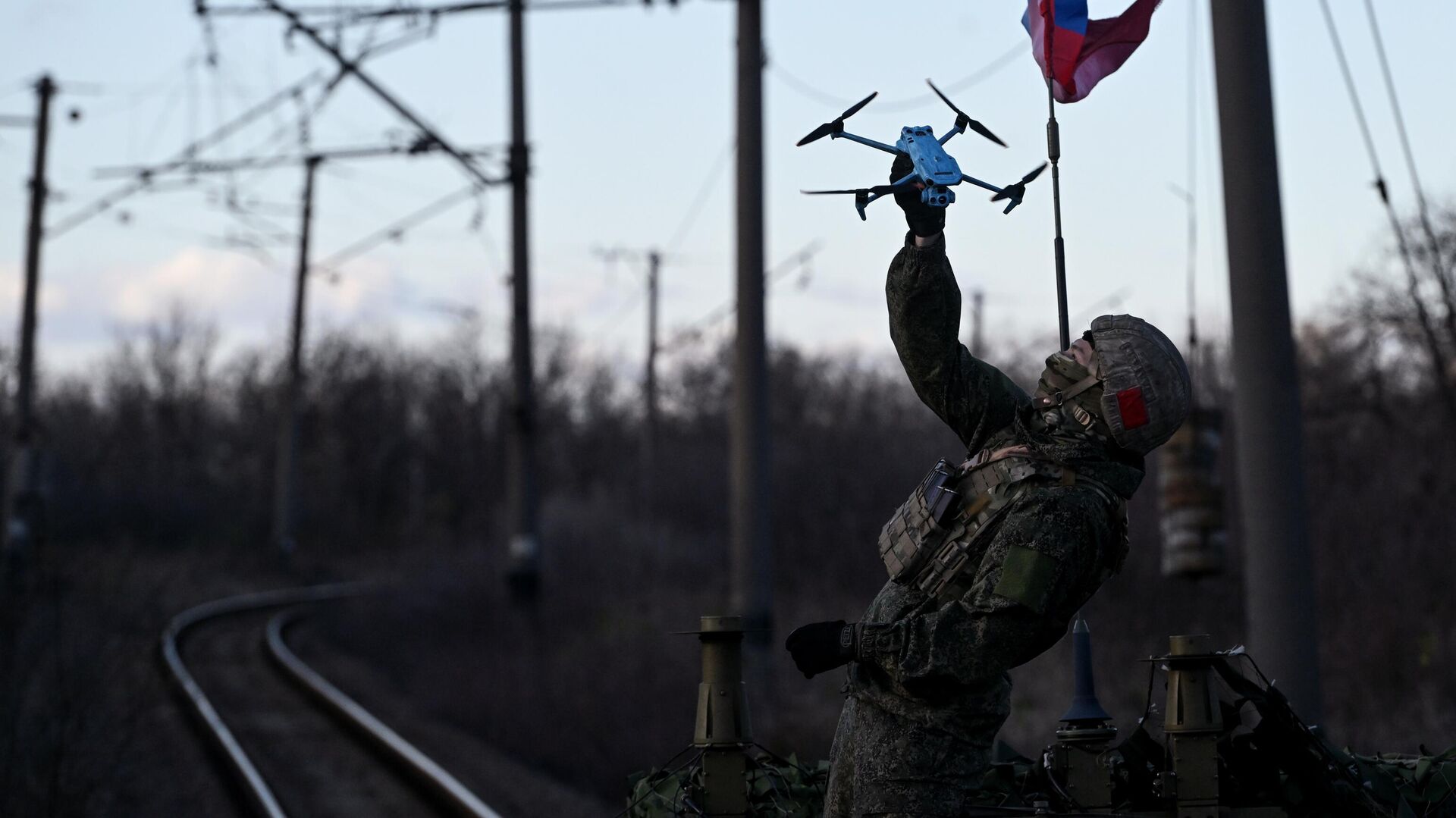 Российский военнослужащий запускает коптер на Краснолиманском направлении - РИА Новости, 1920, 11.01.2024