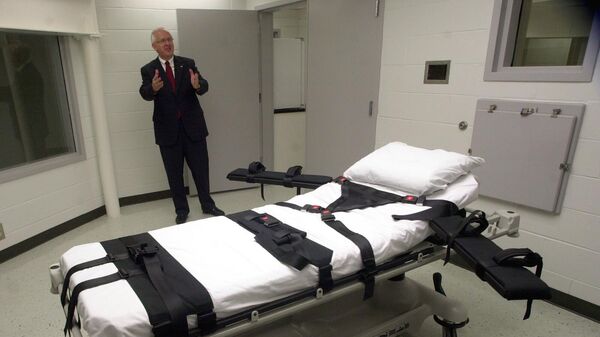 Комиссар тюрьмы штата Алабама Майк Хейли в камере для смертельных инъекций в исправительном учреждении Холмана в Атморе