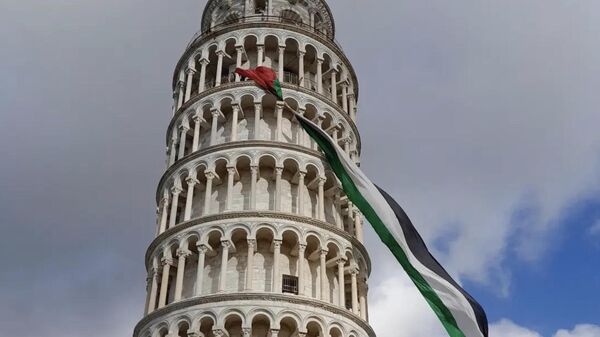 Флаг Палестины на фоне Пизанской башни, Италия. Архивное фото