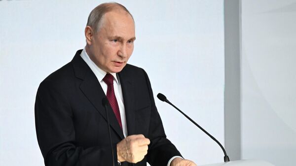 Владимир Путин выступает на пленарном заседании в рамках IX международного культурного форума в Санкт-Петербурге