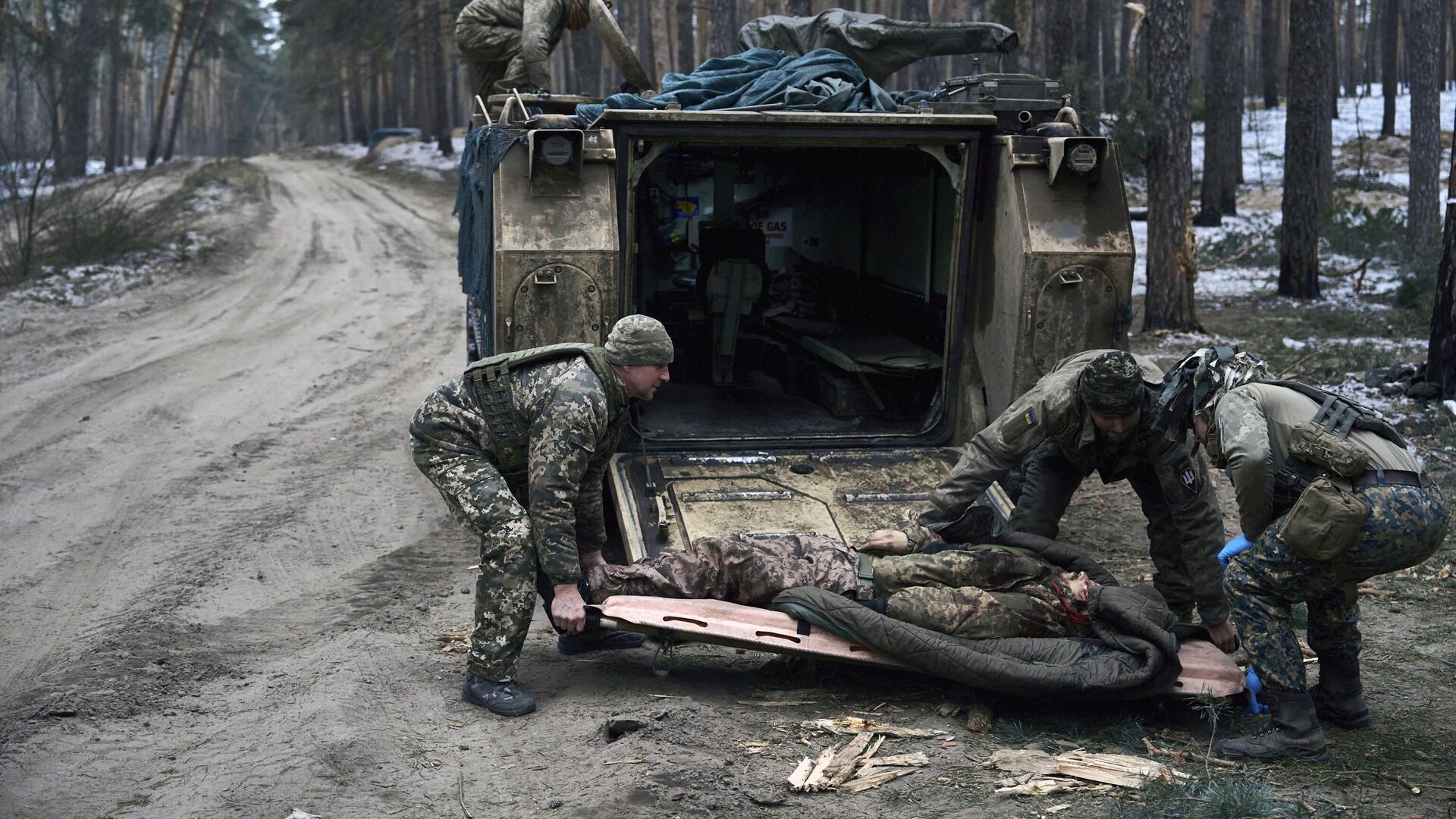 Украинские военные эвакуируют раненого - РИА Новости, 1920, 19.01.2024