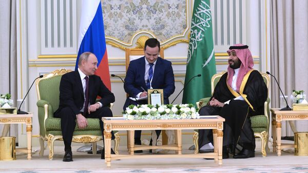 Президент России Владимир Путин и наследный принц, председатель Совета министров Саудовской Аравии Мухаммед бен Сальман Аль Сауд во время встречи в Эр-Рияде