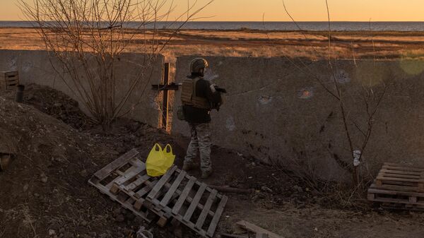 Украинский военнослужащий бригады территориальной обороны на позиции у реки Днепр
