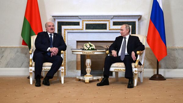 Президент РФ Владимир Путин и президент Белоруссии Александр Лукашенко (слева) во время встречи в Санкт-Петербурге