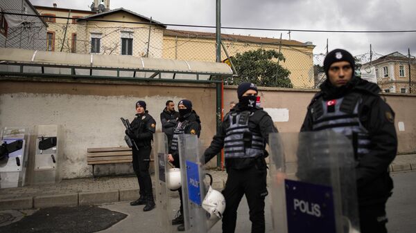 Турецкие полицейские возле церкви Санта-Мария в Стамбуле. 28 января 2024
